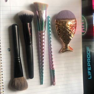 Lot of makeup brushes unicorn mermaid fish elf guc